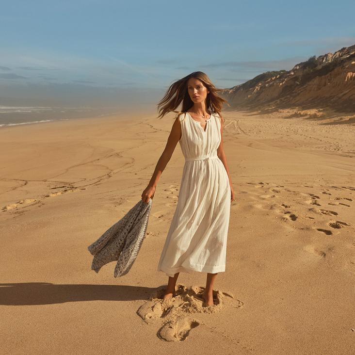 Dress sleeveless white